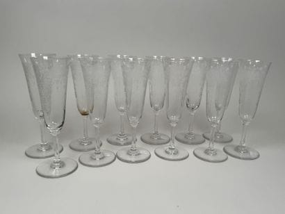 BACCARAT.
Série de 12 flutes à champagne...