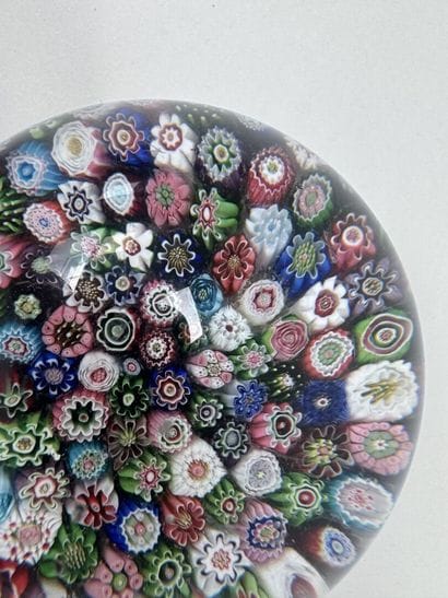 Boule presse-papier en verre à décor de millefiori...