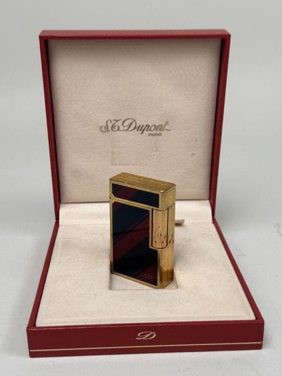 S.T. DUPONT. 
Briquet rectangulaire en métal...