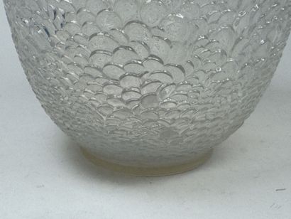 René LALIQUE (1860-1945).
Modèle Écailles.
Vase...