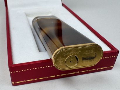 CARTIER.
Les Must de CARTIER à Paris.
Briquet...