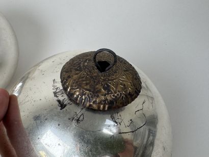 Deux boules de Noël ou de Pardon ancienne...