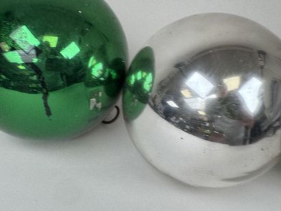 Trois boules de Noël ou de Pardon anciennes...