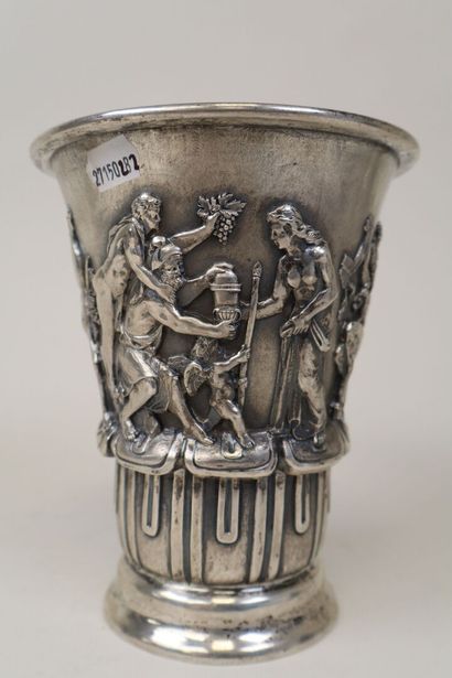 Vase à l'Antique en argent 800 °/°° travaillé...