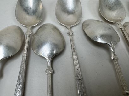 11 cuillères et 5 fourchettes à entremet...
