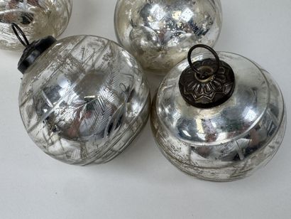 Quatre boules de Noël ou de Pardon ancienne...