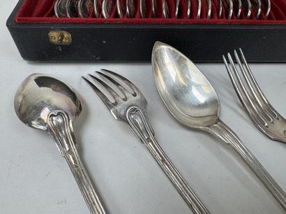 Série de 12 couverts à entremet en argent...