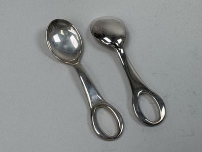 OVALE.
Deux petites cuillères à bébé à bouilli...