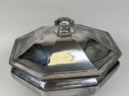 Grande soupière couverte en argent 950/1000,...