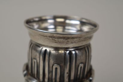 Vase à l'Antique en argent 800 °/°° travaillé...