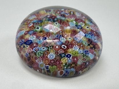 BACCARAT.
Presse-papier à décor de millefiori...