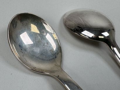 OVALE.
Deux petites cuillères à bébé à bouilli...