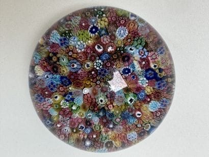 BACCARAT.
Presse-papier à décor de millefiori...