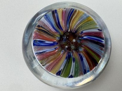 BACCARAT.
Presse-papier à décor de millefiori...