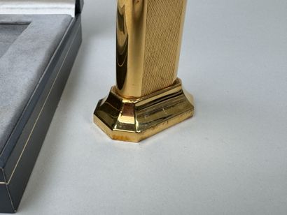 DUNHILL. 
Important briquet de table en métal...