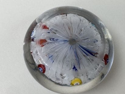 BACCARAT.
Boule presse-papiers en cristal...