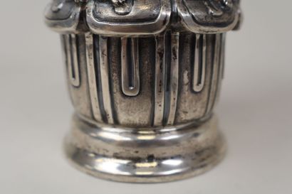 Vase à l'Antique en argent 800 °/°° travaillé...