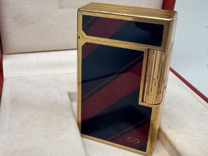 S.T. DUPONT. 
Briquet rectangulaire en métal...