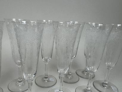 BACCARAT.
Série de 12 flutes à champagne...