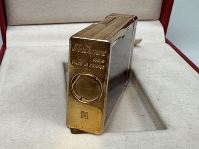 S.T. DUPONT. 
Briquet rectangulaire en métal...
