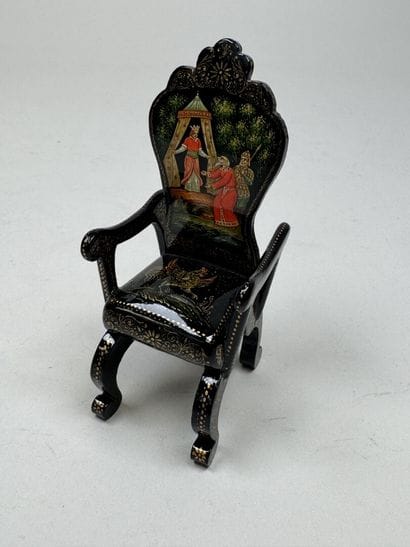 RUSSIE, École de Palekh, dans le goût de.
Fauteuil...