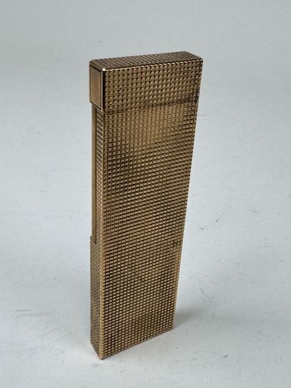 S.T. DUPONT à Paris.
Important briquet de...