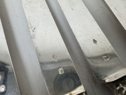 Série de 12 couteaux à entremet en argent...