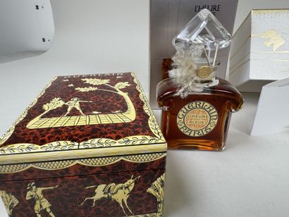Ensemble de trois flacons de parfum comprenant...