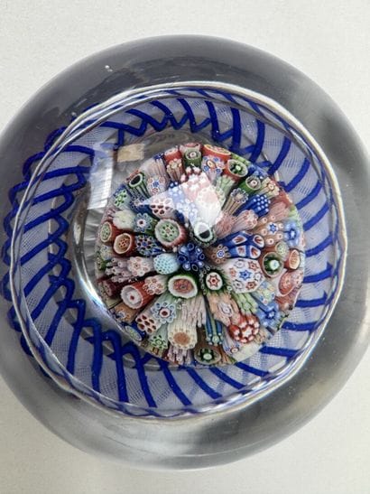 Boule presse-papier en verre à décor de millefiori,...