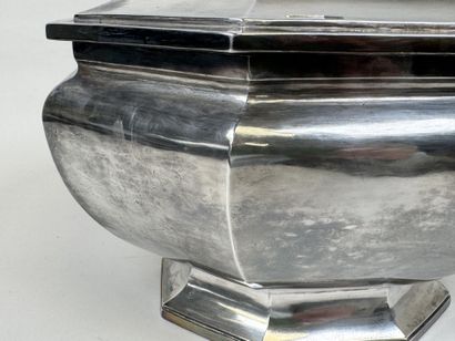 Grande soupière couverte en argent 950/1000,...