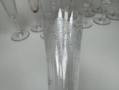 BACCARAT.
Série de 12 flutes à champagne...