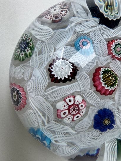 Boule presse-papier en verre à décor de millefiori,...