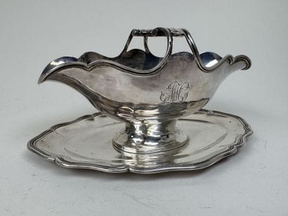 Saucière sur présentoir fixe en argent 950/1000,...