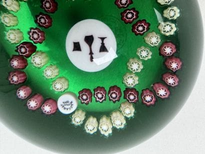 BACCARAT.
Presse-papiers signé et daté Baccarat...