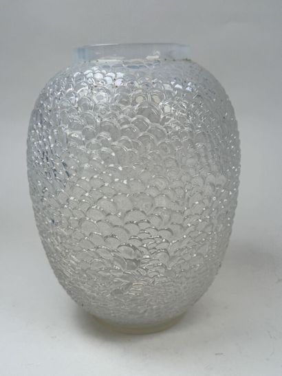 René LALIQUE (1860-1945).
Modèle Écailles.
Vase...