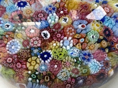BACCARAT.
Presse-papier à décor de millefiori...