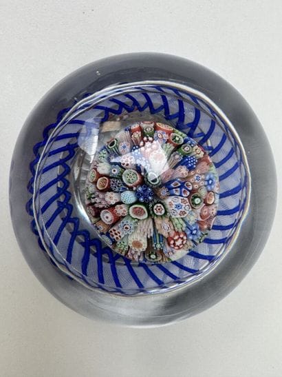 Boule presse-papier en verre à décor de millefiori,...