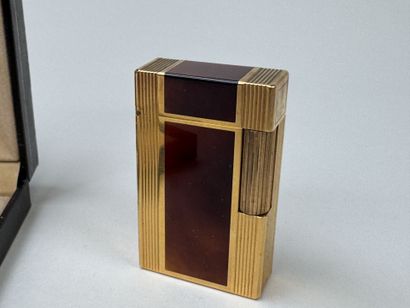 S.T DUPONT à Paris.
Briquet rectangulaire...