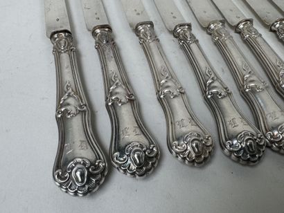 Série de 12 couteaux à entremet en argent...