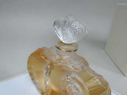 LALIQUE, France.
Flacon de parfum modèle...