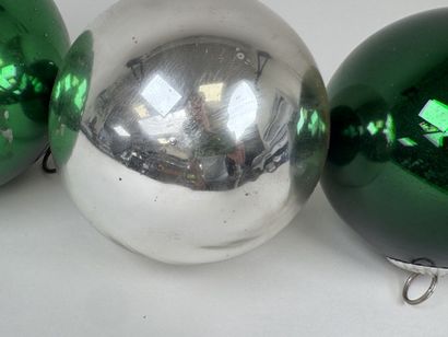 Trois boules de Noël ou de Pardon anciennes...