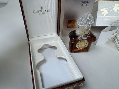 Ensemble de trois flacons de parfum comprenant...