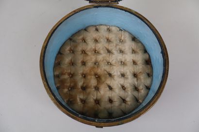 Boîte couverte circulaire en verre émaillé...