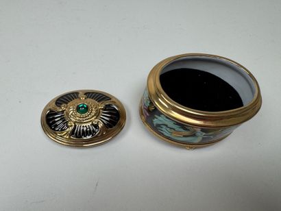 FABERGE & TFM.
Oval-shaped music box that...