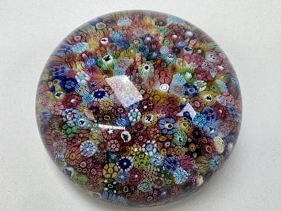 BACCARAT.
Presse-papier à décor de millefiori...