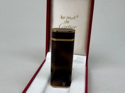CARTIER.
Les Must de CARTIER à Paris.
Briquet...
