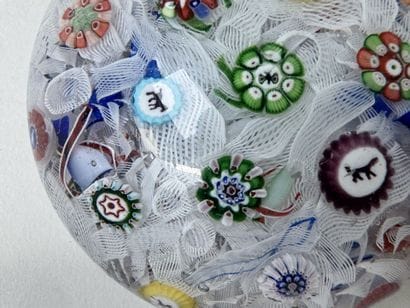 BACCARAT.
Boule presse-papiers en cristal...