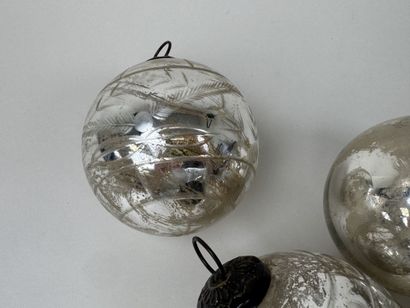 Quatre boules de Noël ou de Pardon ancienne...