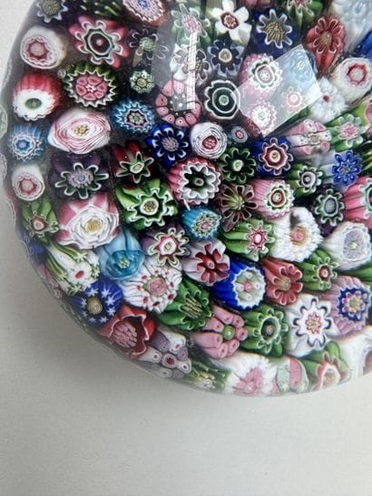 Boule presse-papier en verre à décor de millefiori...