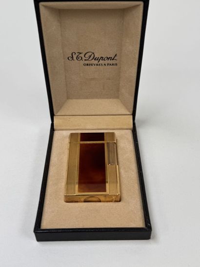 S.T DUPONT à Paris.
Briquet rectangulaire...